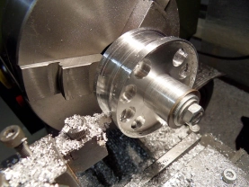 Finishing the spool on the lathe. Finishing the spool on the lathe.