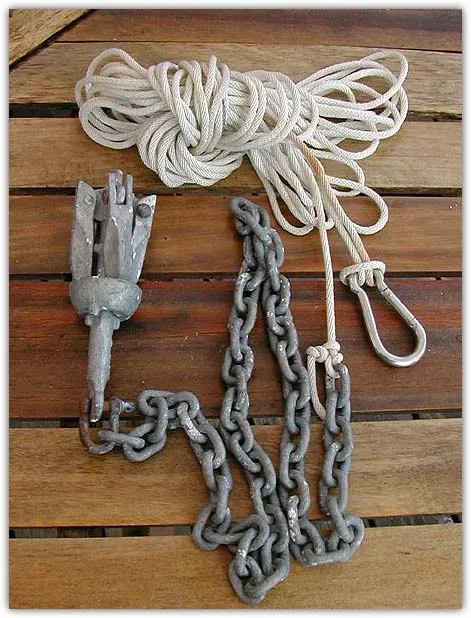 Anchor, closed - The small anchor collapses to become even more compact, and - not least - to tangle less with fly lines and other gear. I fix the rope somewhere on the kayak and slide the carabiner up and down the rope and attach it so that the kayak swings in the direction I want.